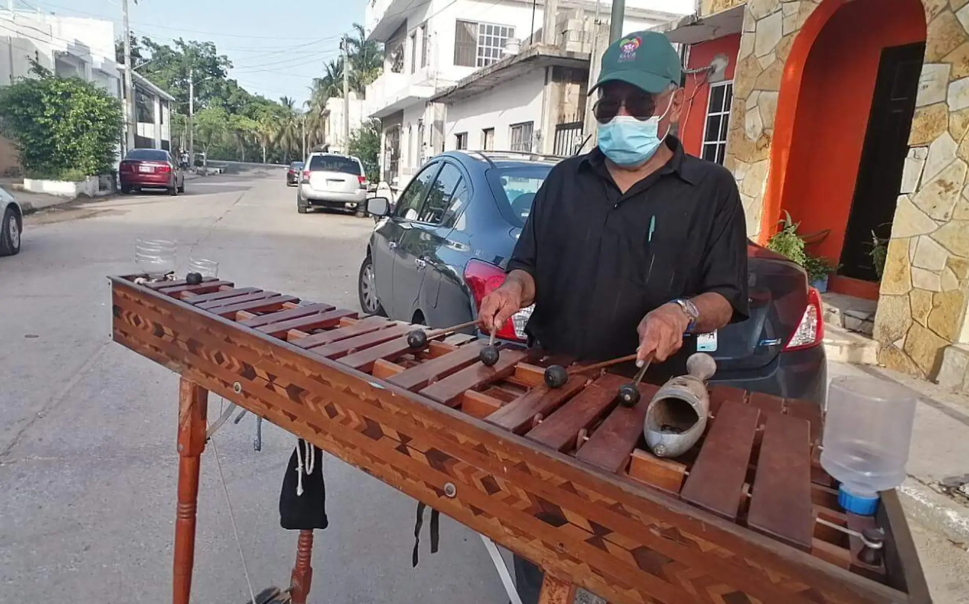 Don Antonio Hernández y su marimba itinerante José Luis Tapia (1)